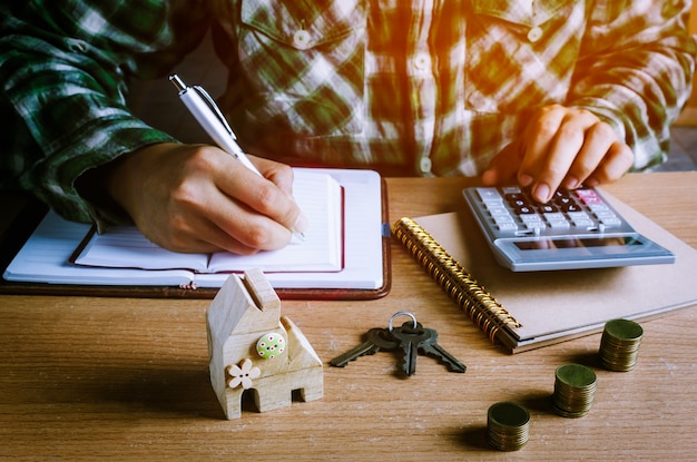 Comparing HELOC and Home Equity Loan: Advantages and Disadvantages