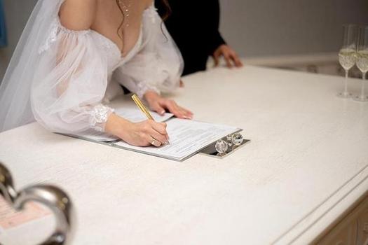 Money-Saving Tips for Wedding Guests